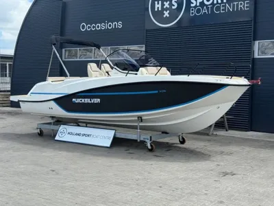 motorboot op trailer bij showroom