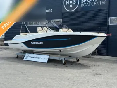 motorboot op trailer bij showroom