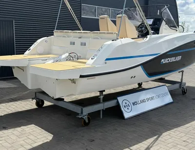 boot op trailer bij showruimte