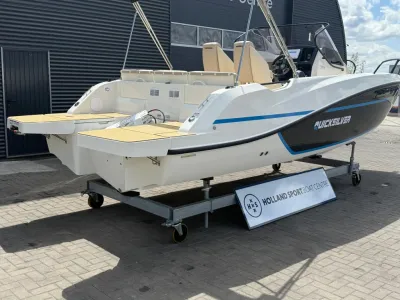 boot op trailer bij showroom