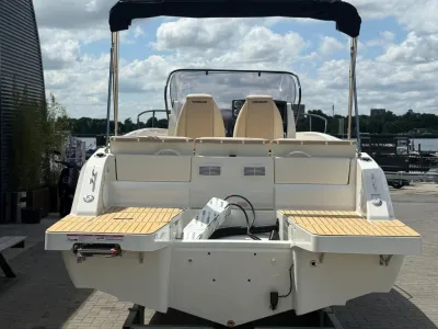 Achteraanzicht van motorboot bij de kade