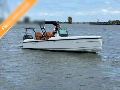 motorboot op water met bestuurder