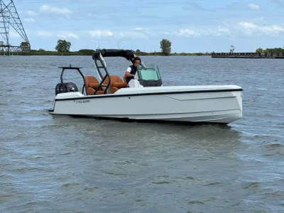 witte motorboot op rustig water