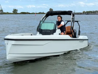 motorboot op water met bestuurder