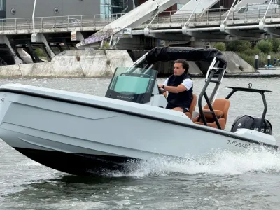 consoleboot op het water met bestuurder