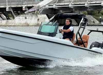 open motorboot varend op het water