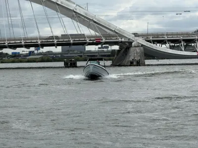 Boot op het water voor een brug
