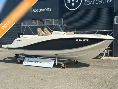 boot op trailer bij showroom