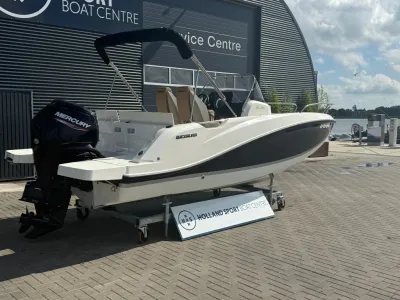 Boot op trailer voor botencentrum