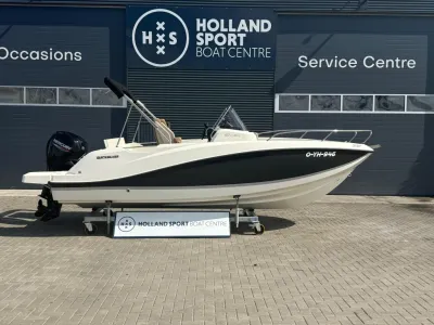Motorboot op trailer voor bedrijfsgebouw