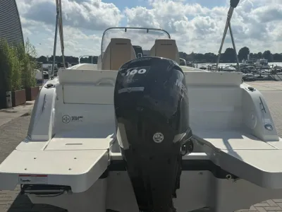achterzijde van boot met buitenboordmotor
