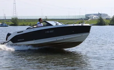 varende bowrider op open water
