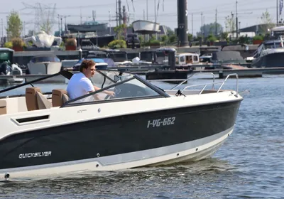motorboot in een jachthaven