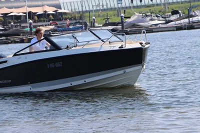 open dagboot op het water met bestuurder