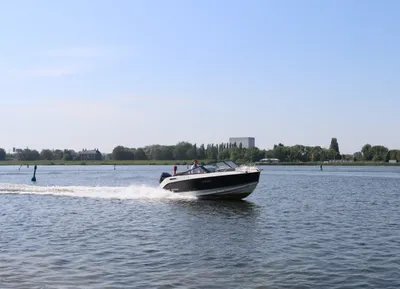 snelvarende motorboot op rivier