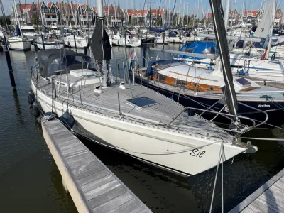 zeiljacht afgemeerd in jachthaven