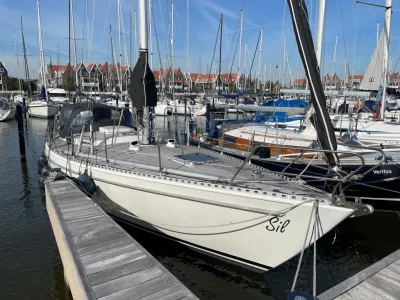 zeiljacht aangemeerd in jachthaven