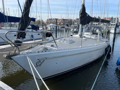 zeiljacht aangemeerd in een jachthaven