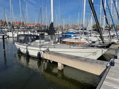 zeiljacht afgemeerd in een jachthaven