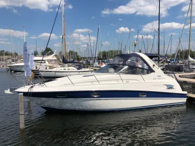 motorboot in een jachthaven