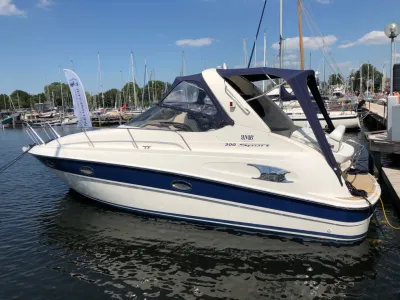 motorboot afgemeerd in jachthaven