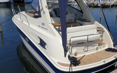 motorboot aangemeerd in jachthaven