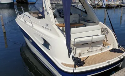 achterkant van een motorboot in de haven