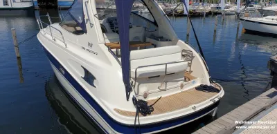 motorboot aangemeerd in jachthaven