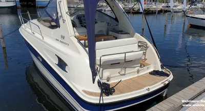 achterzijde van motorjacht in haven