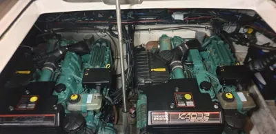 motorruimte met twee dieselmotoren