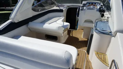 Kuipinterieur met zitbank en stuurstand