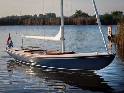 zeiljacht afgemeerd op rustig water