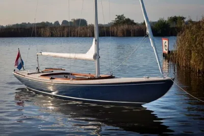 zeiljacht afgemeerd op rustig water