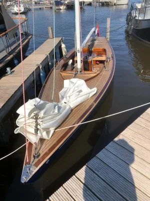 zeiljacht aangemeerd bij houten steiger