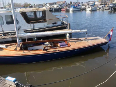zeiljacht afgemeerd in jachthaven