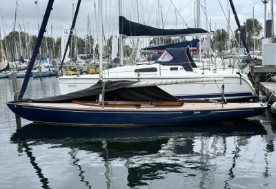 zeilboot aangemeerd in jachthaven