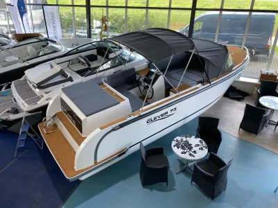 tender in showroom met zonnedek en zitplaatsen