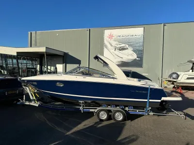 boot op trailer voor bedrijfsgebouw