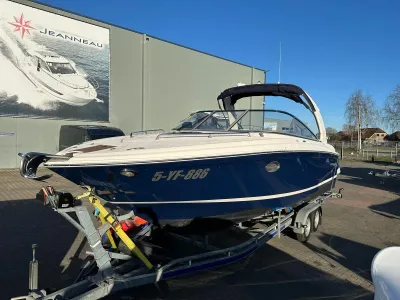 blauwe motorboot op trailer op parkeerplaats
