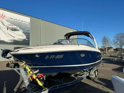 blauwe boot op trailer bij loods