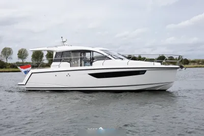 wit motorjacht op rustig water