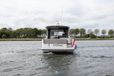 achteraanzicht van motorjacht op water