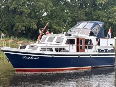 motorjacht afgemeerd op rivier
