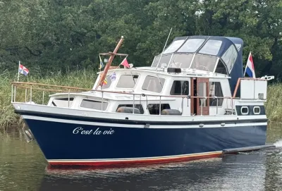 motorjacht op rivier bij riet