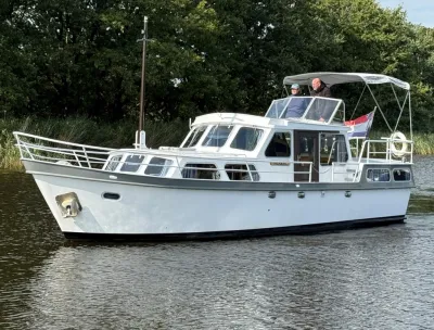 witte motorcruiser op rustig water