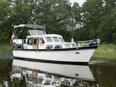 witte motorboot op stil water