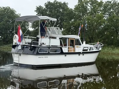 motorjacht op rustig water