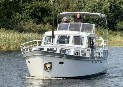 motorjacht op water met twee personen