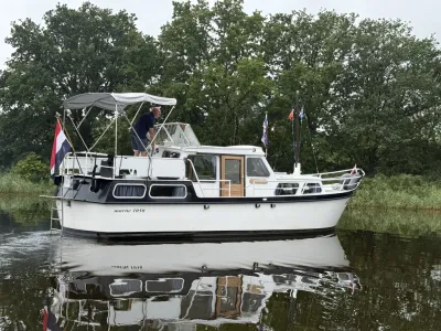motorjacht op rustig water bij oever