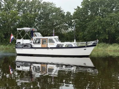 motorjacht op stil water met bos op achtergrond